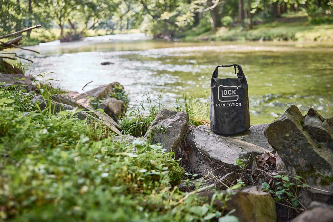 Equipo GLOCK Perfection a la orilla de un río